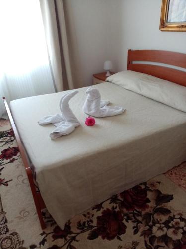 a bed with two towel animals on it at La casa di Mia in Perino