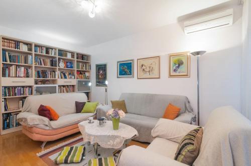 Fantasia spacious and cosy apartment close to the sea