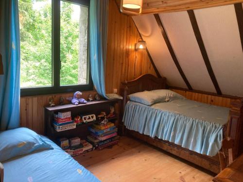 une chambre avec deux lits jumeaux et une fenêtre dans l'établissement Belle bergerie au cœur des montagnes, à Germs-sur-lʼOussouet