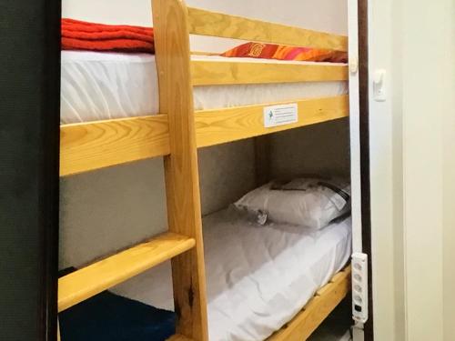 Ce dortoir comprend des lits superposés. dans l'établissement Appart de vacances, à Saint Pierre La Mer