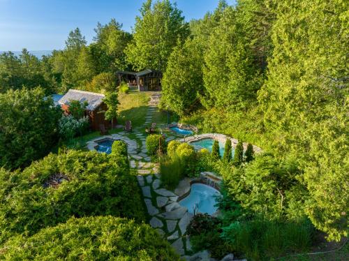 Bazén v ubytování Auberge des Falaises nebo v jeho okolí