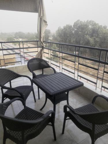 Balkón nebo terasa v ubytování Cairo Gem budget room with AC and smart TV, 12minutes from the airport please only book through booking we can't offer booking outside the app, please contact us via phone number provided after confirming your booking, so we can check you in, thanks