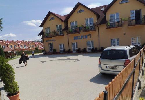 Delfin -przy plaży, widok na morze