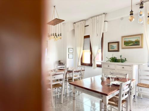 jadalnia ze stołem i krzesłami w obiekcie B&B Selvaggio Blu w mieście Baunei
