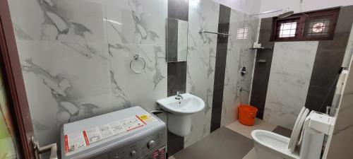 Bilik mandi di Beautiful house at cherpunkal
