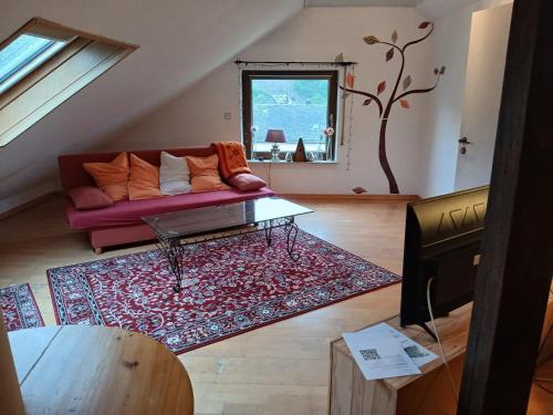 ein Wohnzimmer mit Sofa und Tisch in der Unterkunft Ferienwohnung mit Moselblick in Piesport