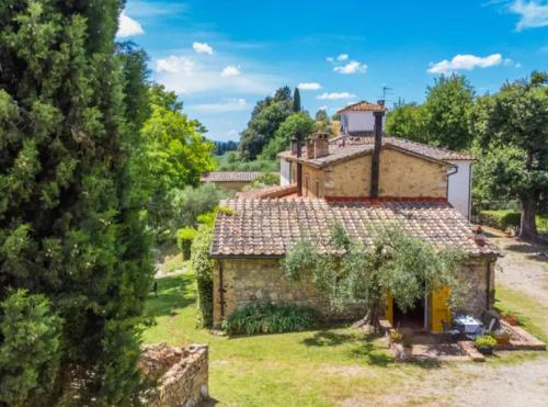 an old stone house in the middle of a field at Agriturismo La Moraia in Poggibonsi