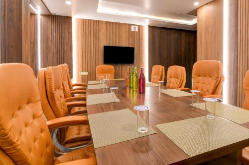 a conference room with a long table and chairs at Super Townhouse OAK Bulbuli Neer in Kolkata