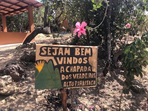 a sign that says seaman ben wandosquezquezquezquezadiaadia dos at viladasararas in Alto Paraíso de Goiás
