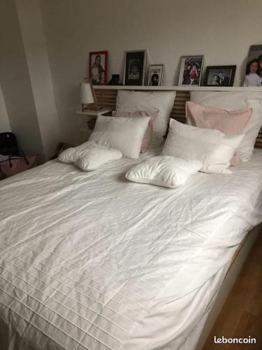 - un grand lit blanc avec 4 oreillers dans l'établissement Maison familiale entre Paris et Dysneland, à Montreuil