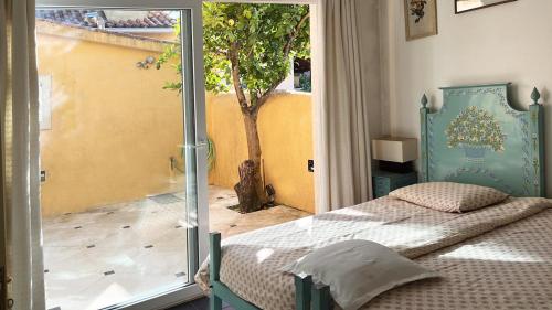una camera da letto con un letto e una porta scorrevole in vetro di Cottage da Fonte Seca a Ferreira do Zêzere
