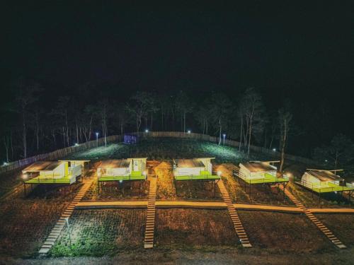 a night view of a park at night at สวนไร่รุ่งอรุณ Suan Rai Rungarun in Ban Na Pa Paek