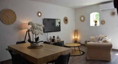 Μια τηλεόραση ή/και κέντρο ψυχαγωγίας στο Gite centre Eyragues, proche St Remy de Provence