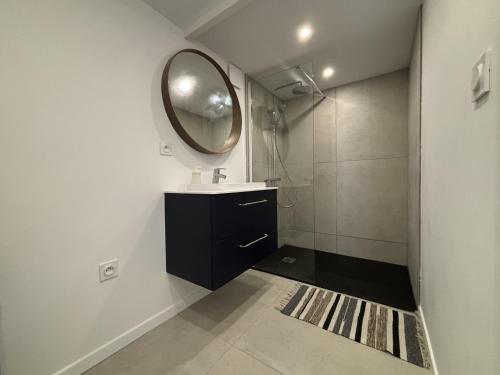 une salle de bain avec un lavabo et un miroir dans l'établissement LEA T3 Victor Hugo Clim Hypercentre, à Grenoble