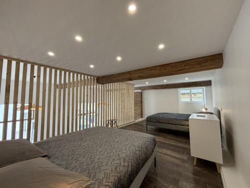 - une chambre avec 2 lits et un mur en bois dans l'établissement LEA T3 Victor Hugo Clim Hypercentre, à Grenoble