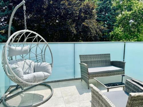 Rooftop Apartment with Balcony & Free Parking