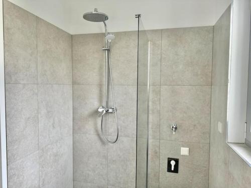 Rooftop Apartment with Balcony & Free Parking
