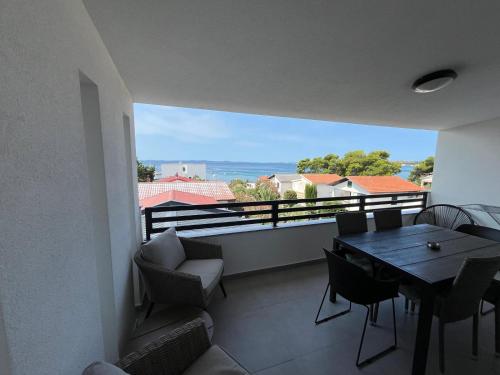 a balcony with a table and chairs and a view at B&B Bloom Apartments in Vir