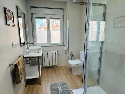 a bathroom with a shower and a toilet and a sink at Casa de Meruso in San Pedro