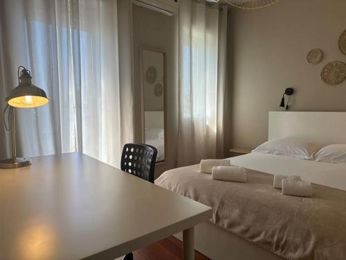 Postel nebo postele na pokoji v ubytování Renovado com AC, 2 WC completos, terraço e garagem