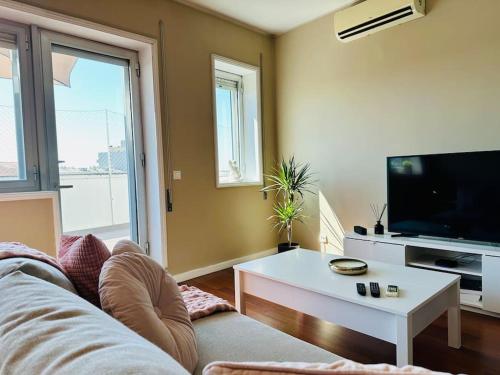 TV a/nebo společenská místnost v ubytování Renovado com AC, 2 WC completos, terraço e garagem