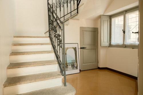 a staircase in a home with a mirror at Villa Locana con Jacuzzi e vista lago in Laglio