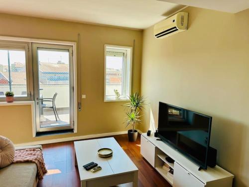 TV a/nebo společenská místnost v ubytování Renovado com AC, 2 WC completos, terraço e garagem
