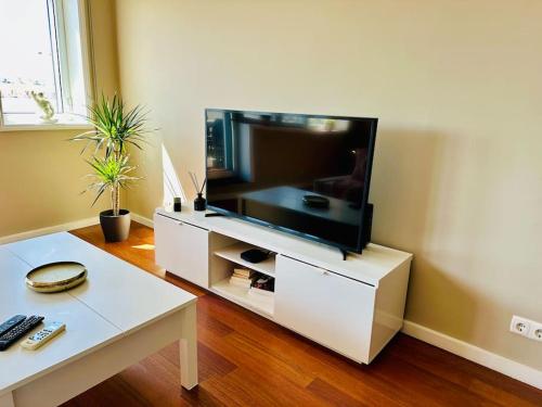 TV a/nebo společenská místnost v ubytování Renovado com AC, 2 WC completos, terraço e garagem