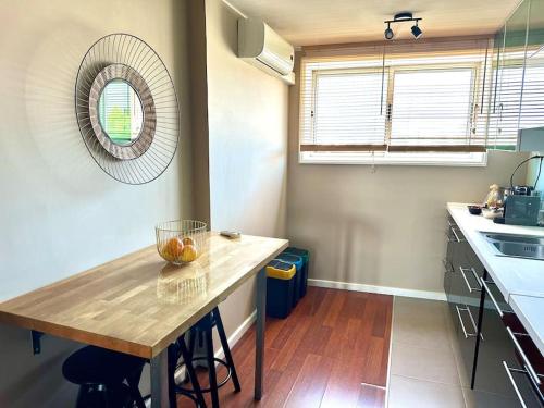 Kuchyň nebo kuchyňský kout v ubytování Renovado com AC, 2 WC completos, terraço e garagem