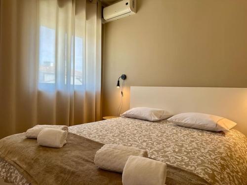 Postel nebo postele na pokoji v ubytování Renovado com AC, 2 WC completos, terraço e garagem
