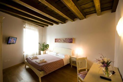 a bedroom with a bed and a table in a room at Residenza CuordiVerona in Verona