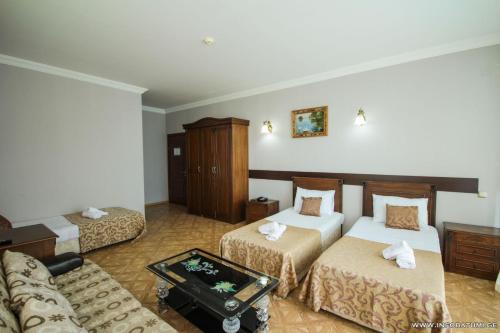 Rúm í herbergi á Hotel Cameo