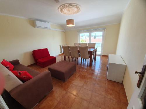 a living room with a couch and a table and chairs at Apartamento T2 Ansiães-Douro in Carrazeda de Anciães