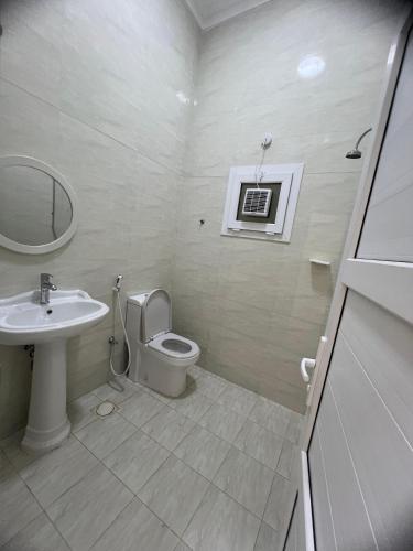 a white bathroom with a sink and a toilet at بناية حمران-RED-9-Hamren in Ma‘mūrah