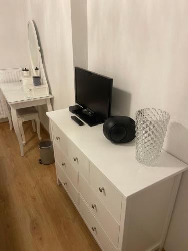 a white dresser with a computer on top of it at BELLA CRUZ 66 m2 prestations premium, wifi, balcon, parking avec borne de recharge électrique, plage Prieuré, Commerces in Dinard