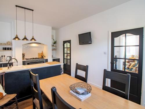 a dining room with a table and a kitchen at Pass the Keys City Convenience in Stanley