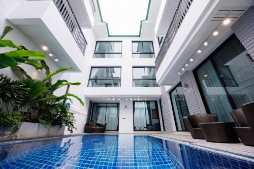 a swimming pool in the middle of a building at 曼谷市中心七卧室独栋豪华泳池别墅 in Bangkok