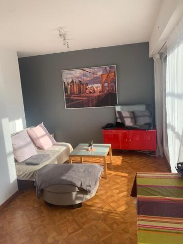 un salon avec deux lits et une table dans l'établissement Joli appartement avec belle terrasse, à Marseille