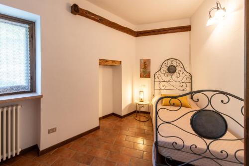 a bedroom with a bed and a window at Al Calice in Fumane