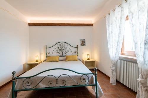 a bedroom with a bed and a window at Al Calice in Fumane