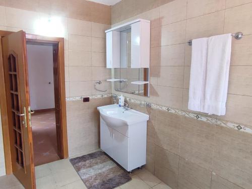 UdënishtにあるRoom's for youのトイレ、洗面台、シャワー付きのバスルーム