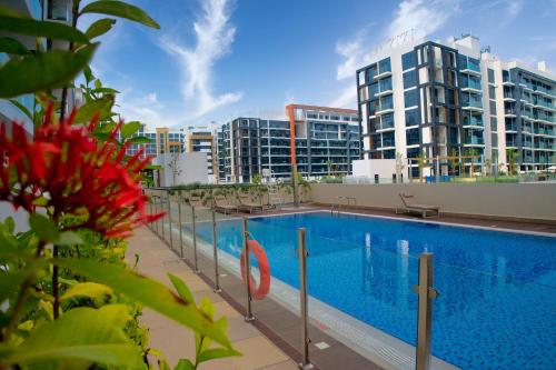 une piscine sur le toit d'un immeuble dans l'établissement Stylish Studio Retreat, à Dubaï