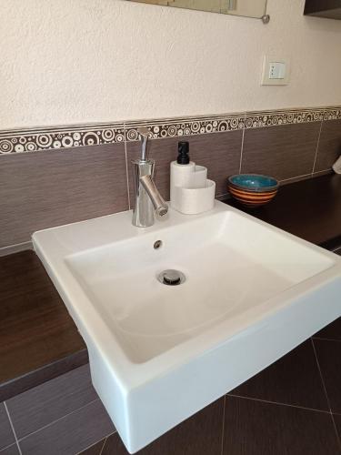 a white sink in a bathroom at Alloggio Albaluna in Dronero