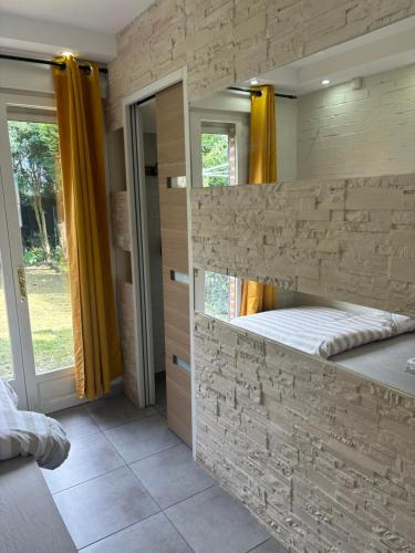 une chambre avec un lit avec un mur en pierre dans l'établissement Just cozy lille, à Lille