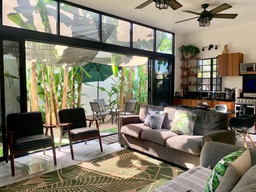 un salon avec un canapé et des chaises dans l'établissement Villa Cocos #4, à San Francisco