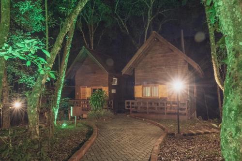 a cabin in the woods at night at Cabanas dos Plátanos in Gramado