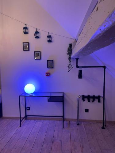 a room with a table with a purple light on it at Namur à Meuse - chambre familiale Les Avresses in Namur