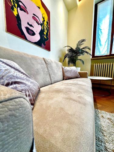 kanapę siedzącą w salonie z obrazem w obiekcie Casa ARENA Wi-Fi Netflix aria condizionata w Weronie