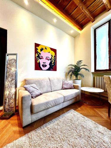 salon z kanapą i obrazem na ścianie w obiekcie Casa ARENA Wi-Fi Netflix aria condizionata w Weronie
