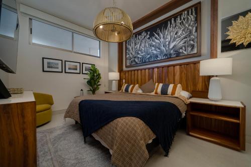 Postel nebo postele na pokoji v ubytování Luxury Condo with Ocean View, Balcony, and Pool